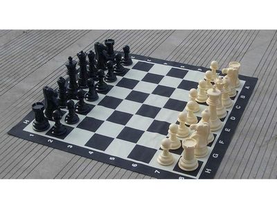 Комплект шахматных фигур с виниловым полем 90х90 см